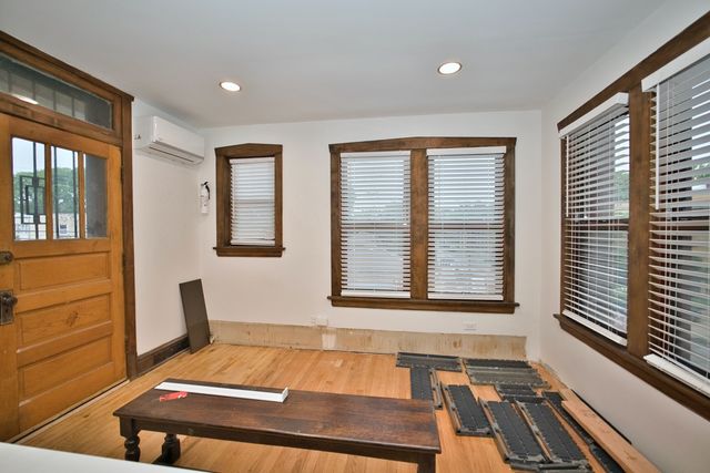2437 W North Shore Avenue 2, Chicago, IL 60645