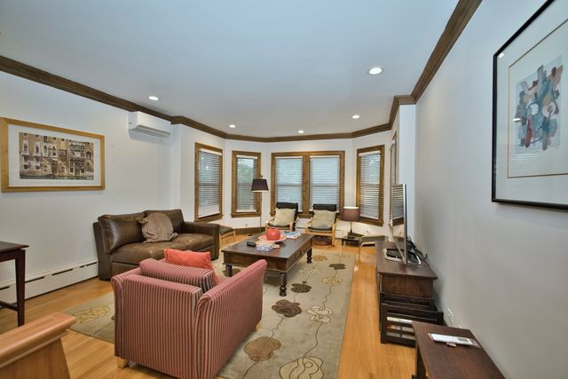 2437 W North Shore Avenue 2, Chicago, IL 60645