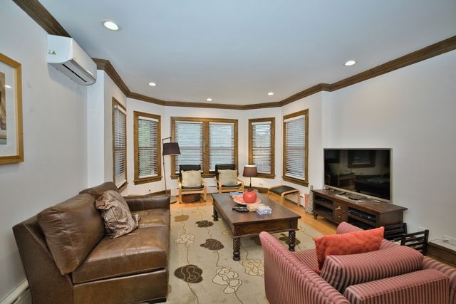 2437 W North Shore Avenue 2, Chicago, IL 60645