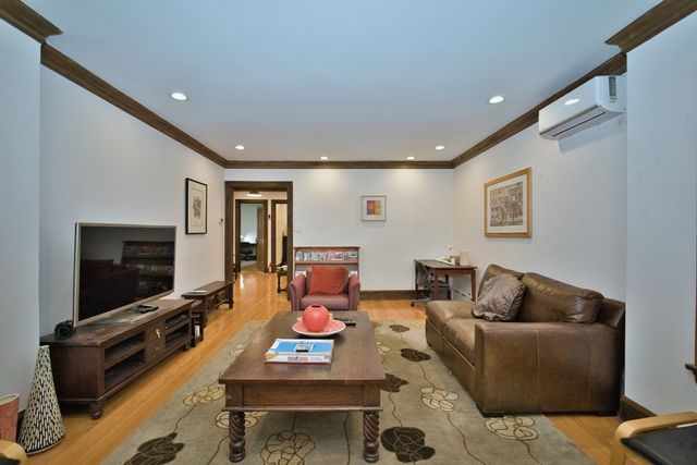 2437 W North Shore Avenue 2, Chicago, IL 60645