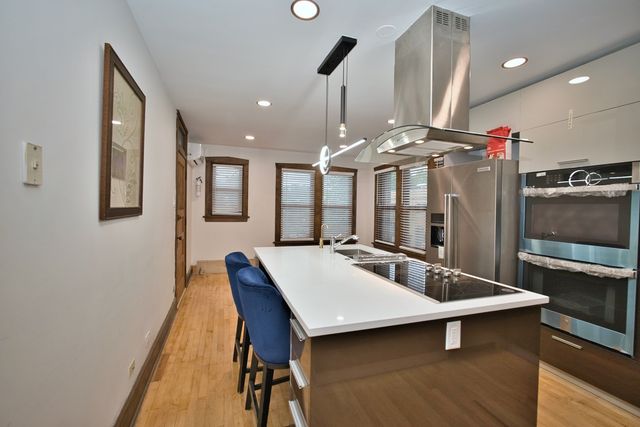 2437 W North Shore Avenue 2, Chicago, IL 60645
