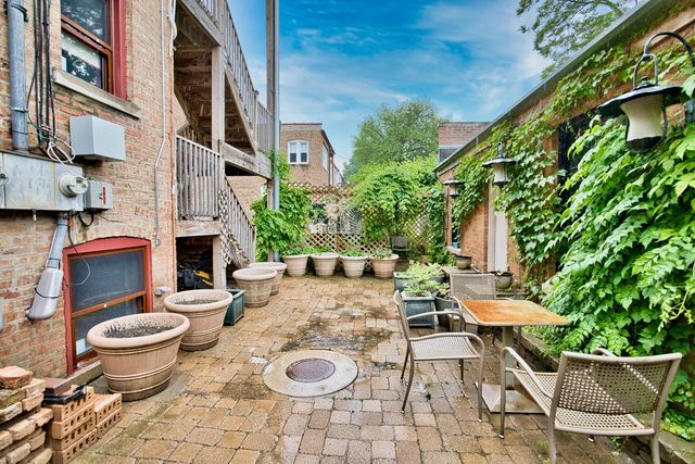2437 W North Shore Avenue 2, Chicago, IL 60645