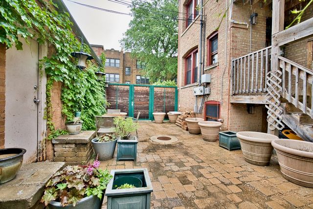 2437 W North Shore Avenue 2, Chicago, IL 60645
