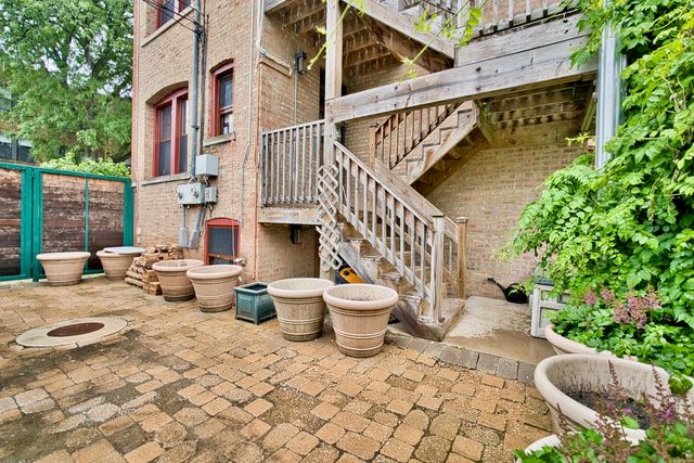 2437 W North Shore Avenue 2, Chicago, IL 60645