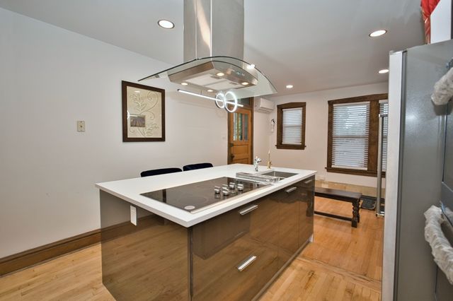 2437 W North Shore Avenue 2, Chicago, IL 60645