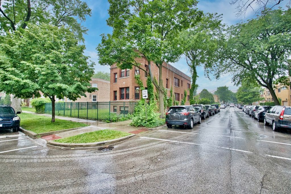 2437 W North Shore Avenue 2, Chicago, IL 60645