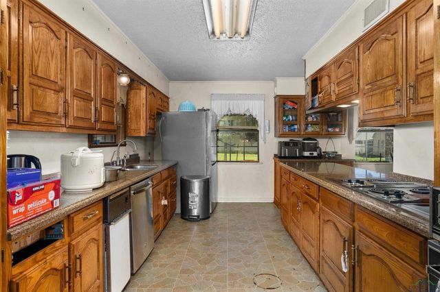 1404 Briarwood Trail, Henderson, TX 75654