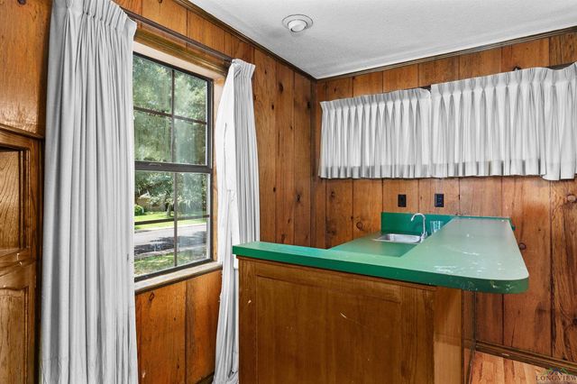 1404 Briarwood Trail, Henderson, TX 75654