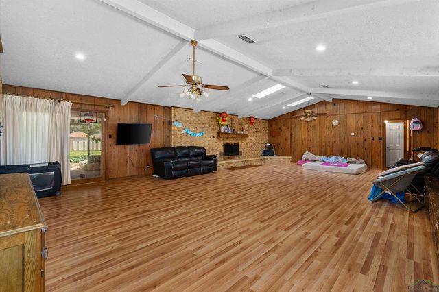 1404 Briarwood Trail, Henderson, TX 75654