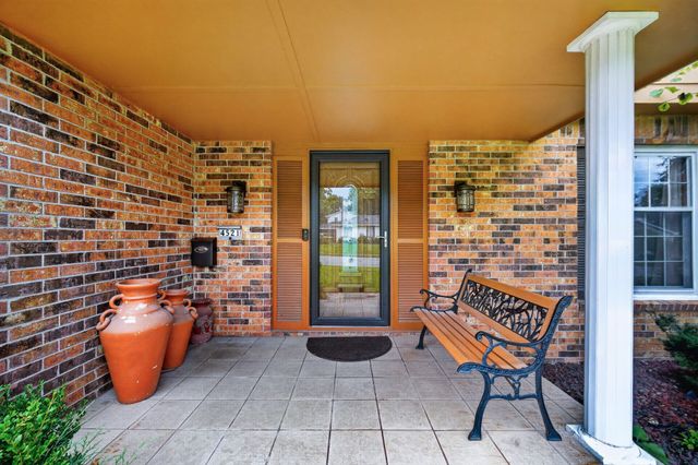 4521 Aurora Avenue, Des Moines, IA 50310