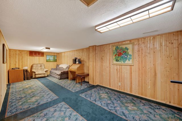 4521 Aurora Avenue, Des Moines, IA 50310