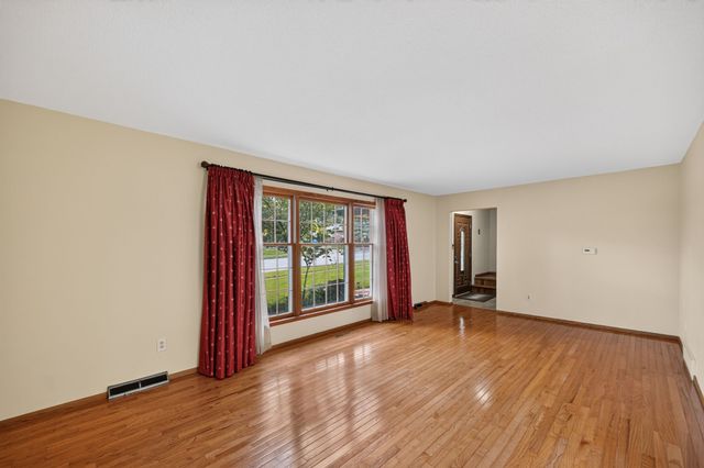 4521 Aurora Avenue, Des Moines, IA 50310