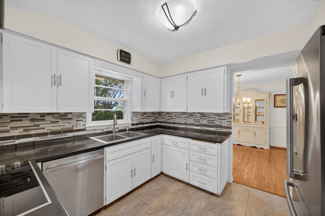 4521 Aurora Avenue, Des Moines, IA 50310
