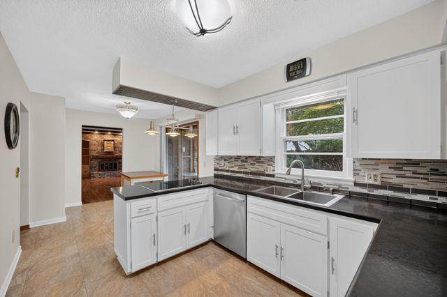 4521 Aurora Avenue, Des Moines, IA 50310