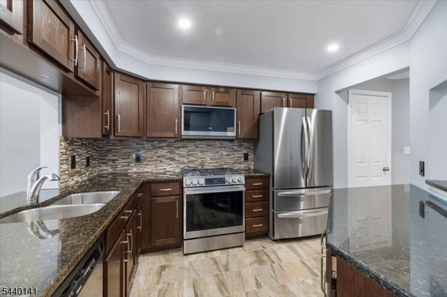 37 Amethyst Ln, Paterson City, NJ 07501