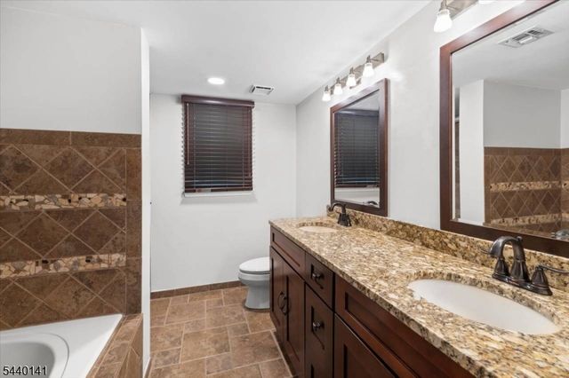 37 Amethyst Ln, Paterson City, NJ 07501