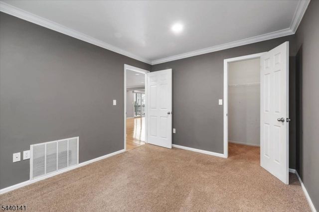 37 Amethyst Ln, Paterson City, NJ 07501