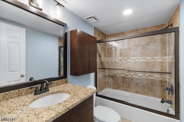 37 Amethyst Ln, Paterson City, NJ 07501