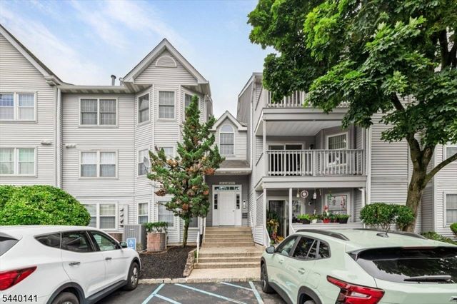37 Amethyst Ln, Paterson City, NJ 07501