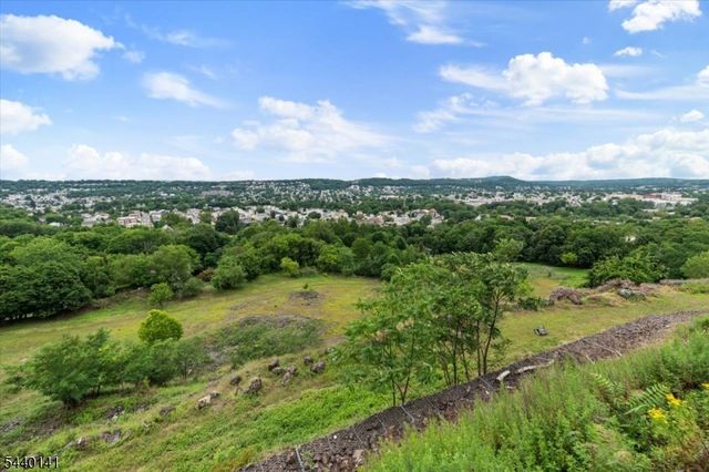37 Amethyst Ln, Paterson City, NJ 07501