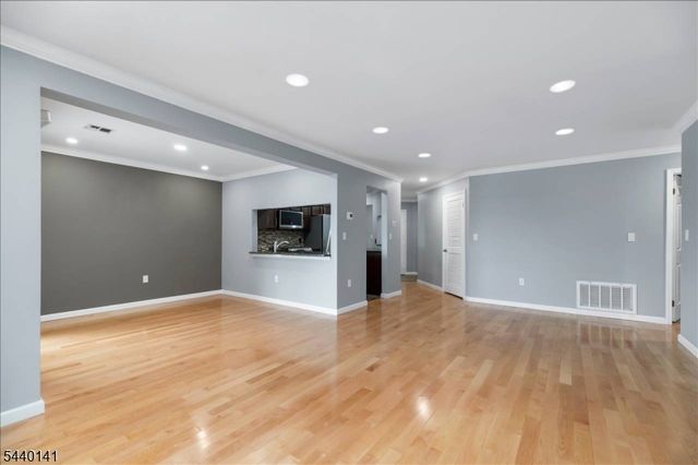 37 Amethyst Ln, Paterson City, NJ 07501