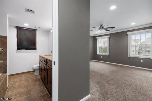 37 Amethyst Ln, Paterson City, NJ 07501