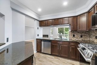 37 Amethyst Ln, Paterson City, NJ 07501