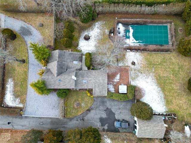 15 Walnut Avenue, East Quogue, NY 11942