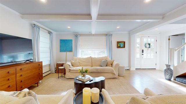 15 Walnut Avenue, East Quogue, NY 11942