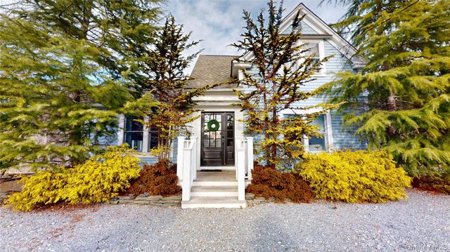 15 Walnut Avenue, East Quogue, NY 11942