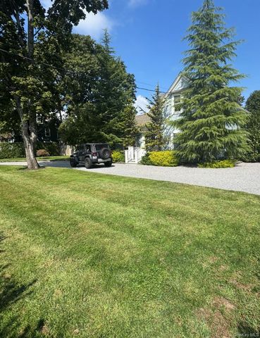 15 Walnut Avenue, East Quogue, NY 11942