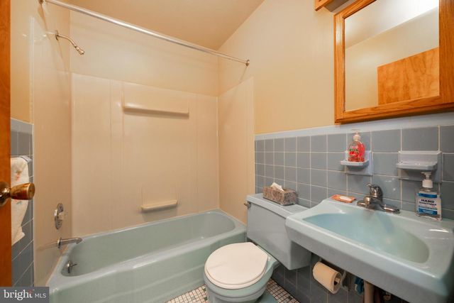 205 BLACKWOOD DR, Reading, PA 19606