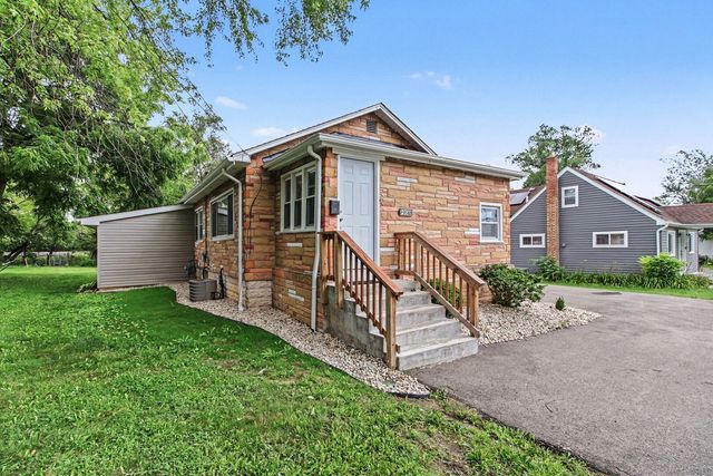 208 W Nippersink Road, Round Lake, IL 60073