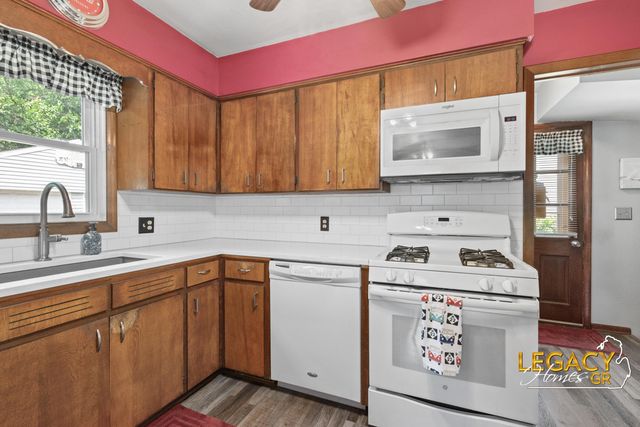 1031 Worcester Drive NE, Grand Rapids, MI 49505