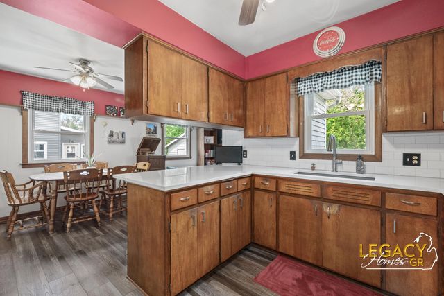 1031 Worcester Drive NE, Grand Rapids, MI 49505