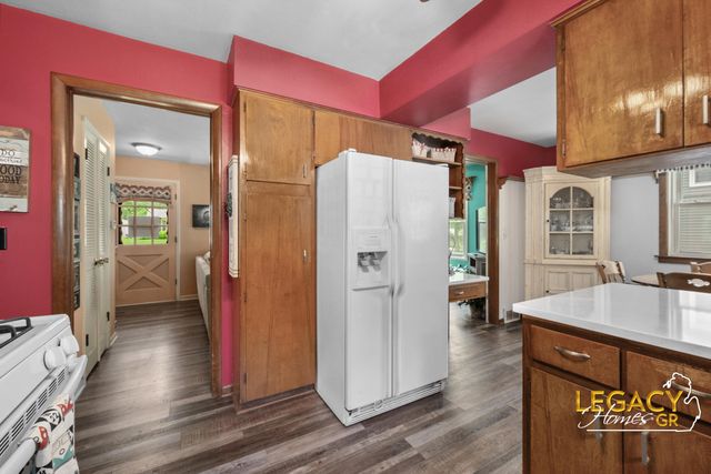 1031 Worcester Drive NE, Grand Rapids, MI 49505