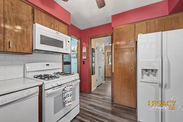 1031 Worcester Drive NE, Grand Rapids, MI 49505