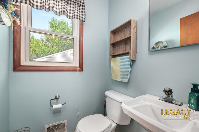 1031 Worcester Drive NE, Grand Rapids, MI 49505