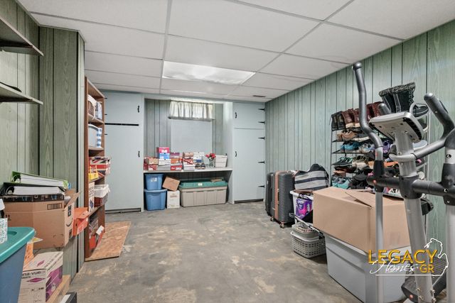 1031 Worcester Drive NE, Grand Rapids, MI 49505