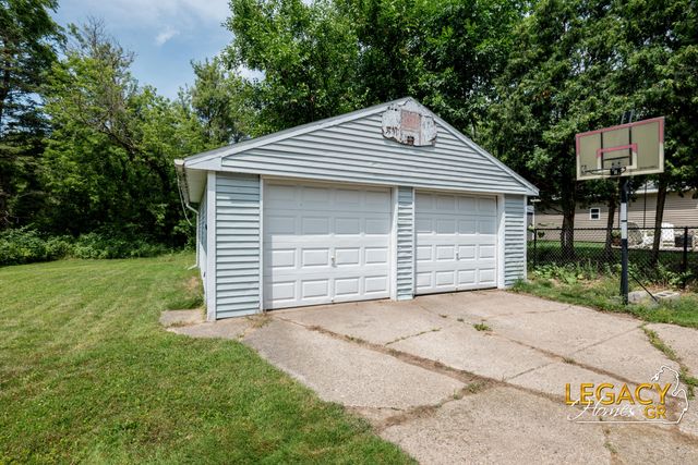 1031 Worcester Drive NE, Grand Rapids, MI 49505