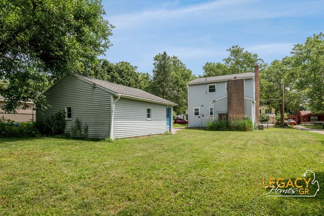 1031 Worcester Drive NE, Grand Rapids, MI 49505