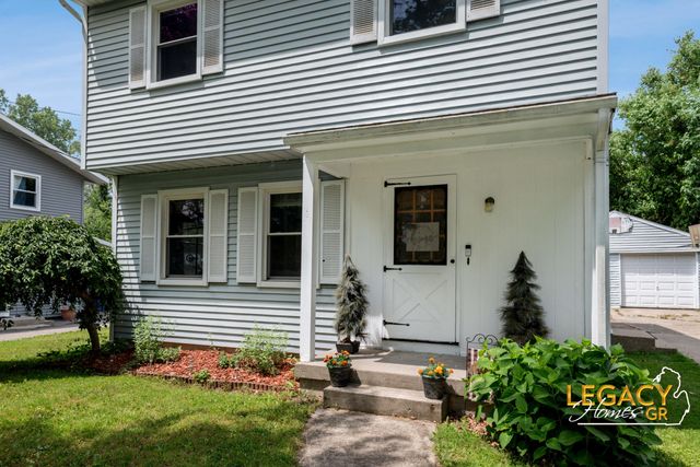 1031 Worcester Drive NE, Grand Rapids, MI 49505