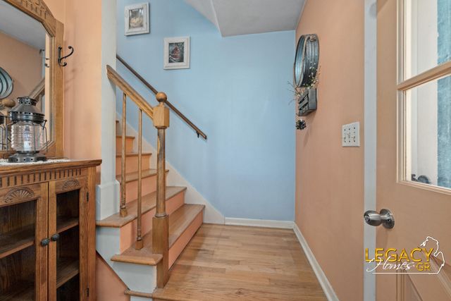 1031 Worcester Drive NE, Grand Rapids, MI 49505
