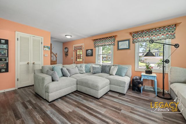 1031 Worcester Drive NE, Grand Rapids, MI 49505