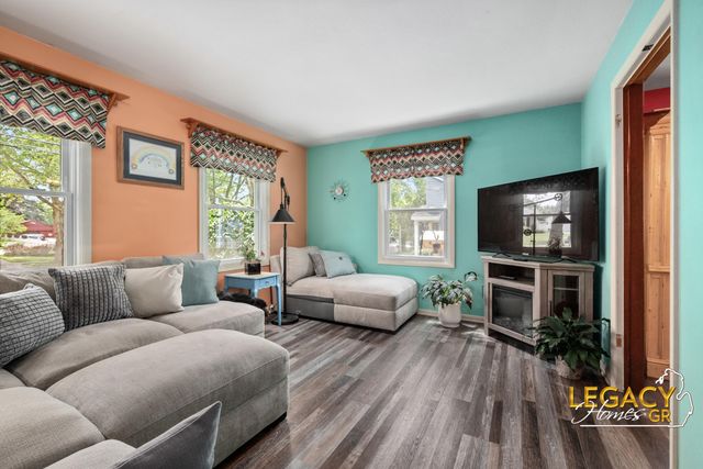 1031 Worcester Drive NE, Grand Rapids, MI 49505