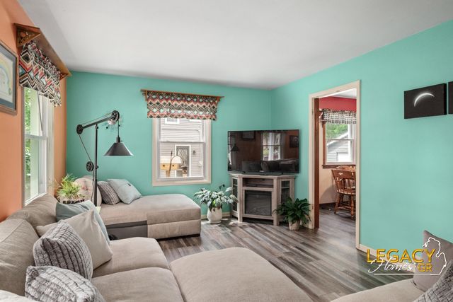 1031 Worcester Drive NE, Grand Rapids, MI 49505