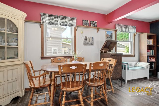 1031 Worcester Drive NE, Grand Rapids, MI 49505