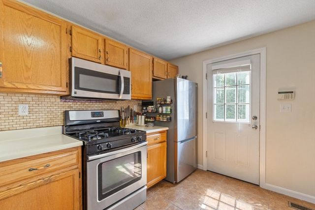 29 Lindsey Ln, Dracut, MA 01826