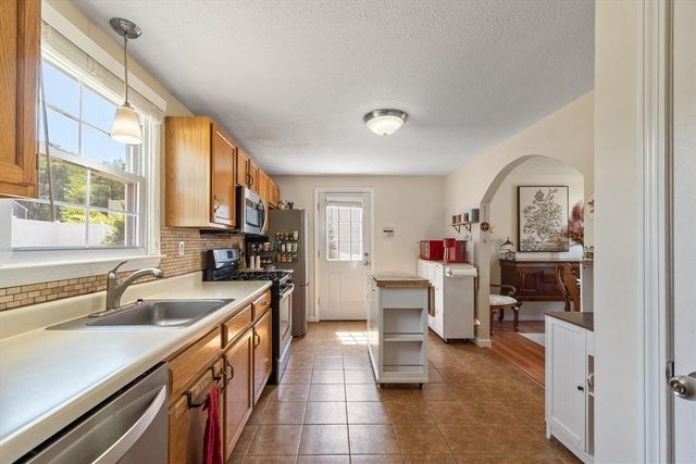 29 Lindsey Ln, Dracut, MA 01826