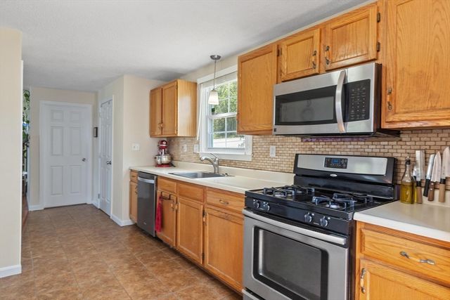 29 Lindsey Ln, Dracut, MA 01826